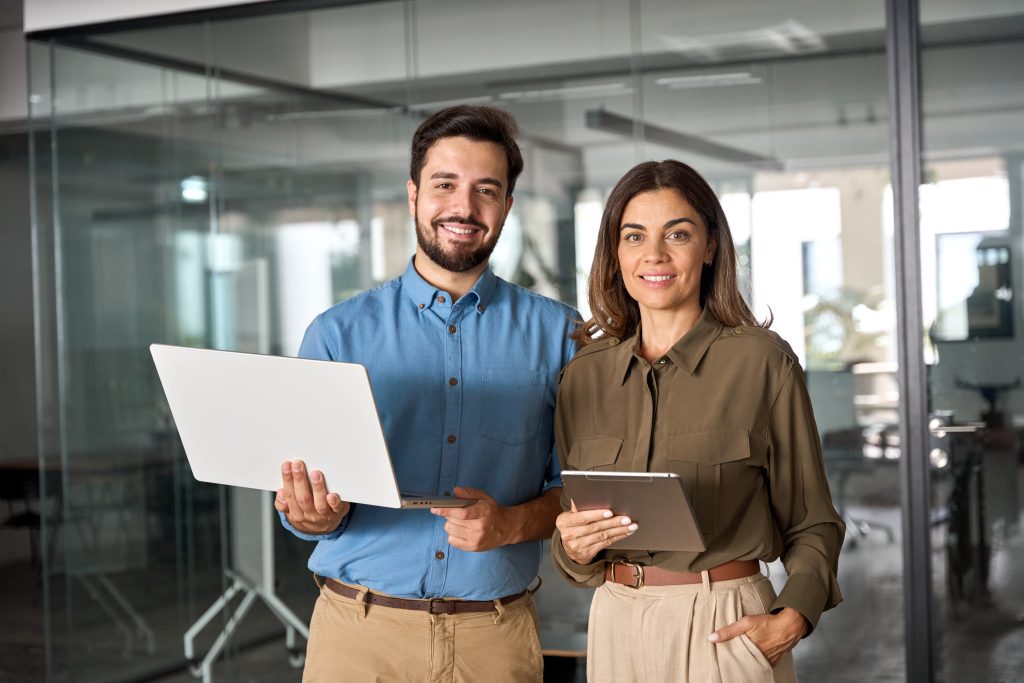 Tertiaire collaborateurs avec ordinateurs portable